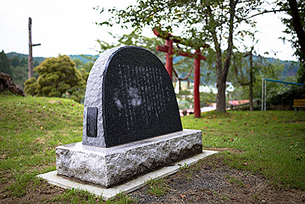 「人首町」詩碑と久須師神社の鳥居